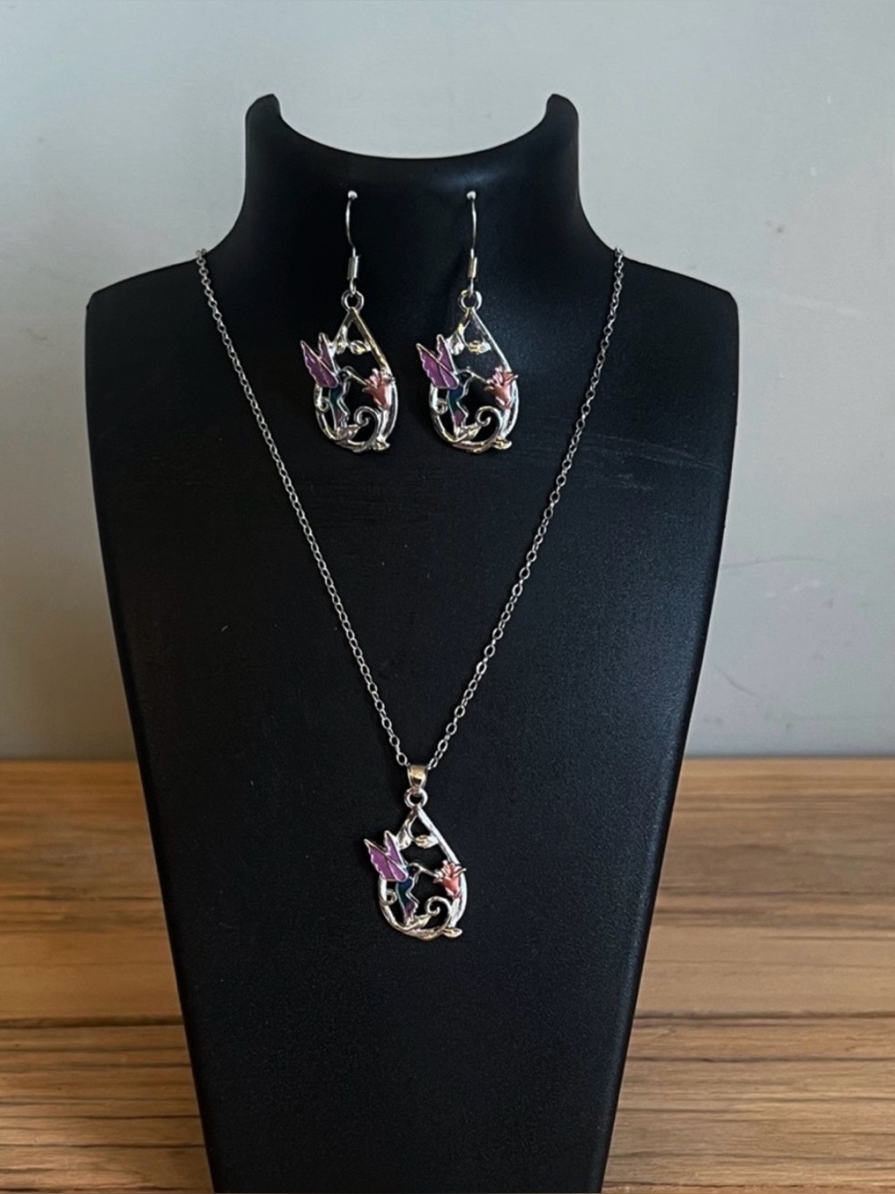 Hummingbird Silver Tone Jewelry Set features a necklace and earrings set